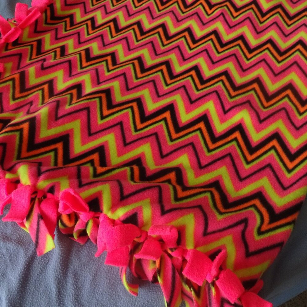 Bright ZIG ZAG in HOT PINK, YELLOW & BLACK Handmade Fleece Tie Throw 48 x 52"